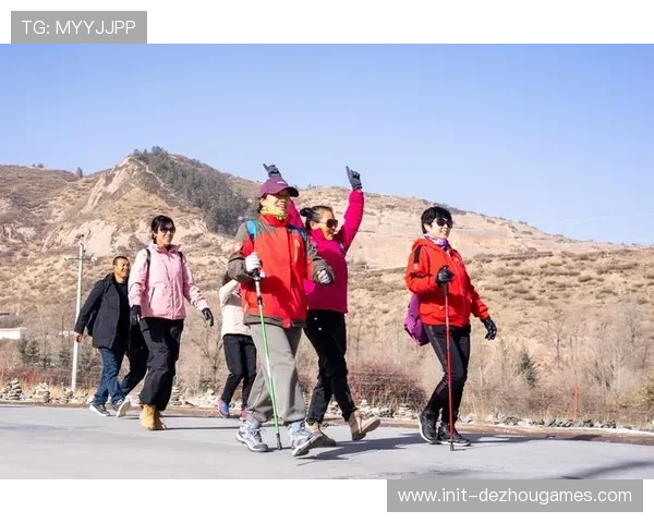 甘肃张掖全国持杖行走联动日举行，500名徒步爱好者祁连雪山脚下启程